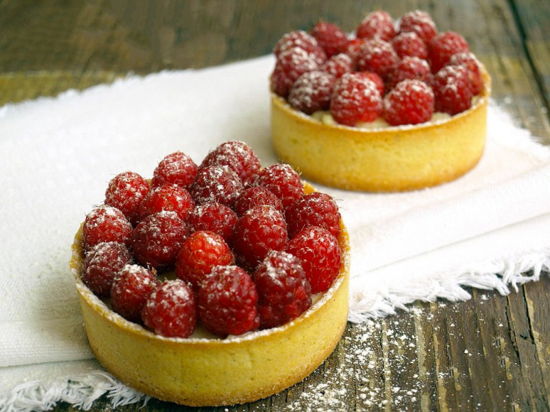 Réaliser des tartelettes aux framboises, pâte aux amandes et crème pâtissière