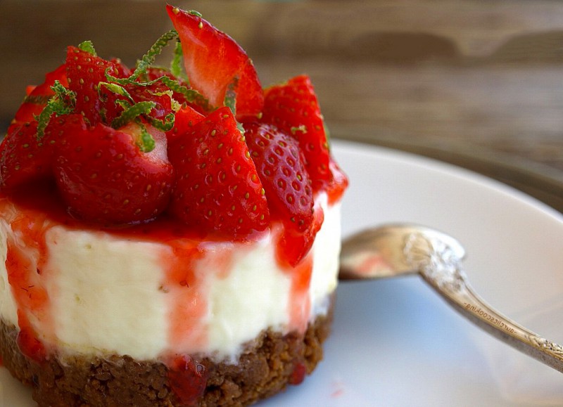 Réaliser un cheesecake aux Bastognes, fraises et citron vert
